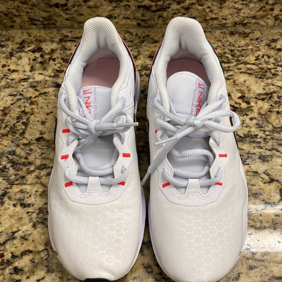 Nike gym shoes size 7.5 - Picture 2 of 7